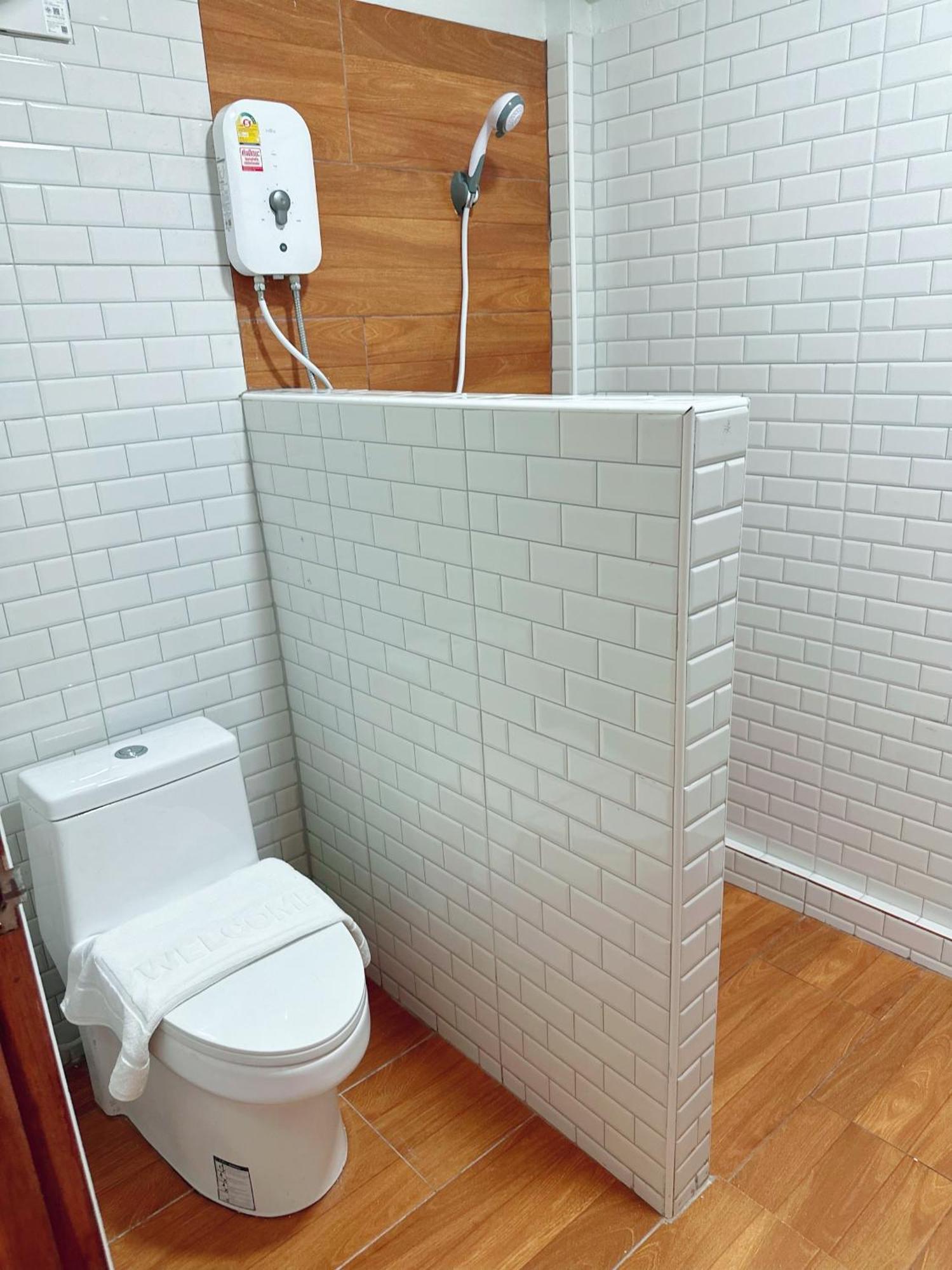 לאמפאנג Service Apartment ห้อง102 ใจกลางเมืองใกล้แหล่งท่องเที่ยว מראה חיצוני תמונה